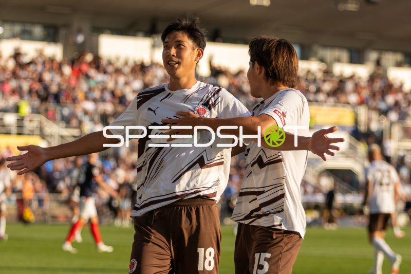 Taichi Hara (#18; FC St. Pauli) jubelt mit Tomoya Ando (#15; FC St. Pauli)