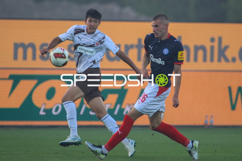 Taichi Hara (#18; FC St. Pauli) im Zweikampf mit David Zec (#26; KSV Holstein Kiel)