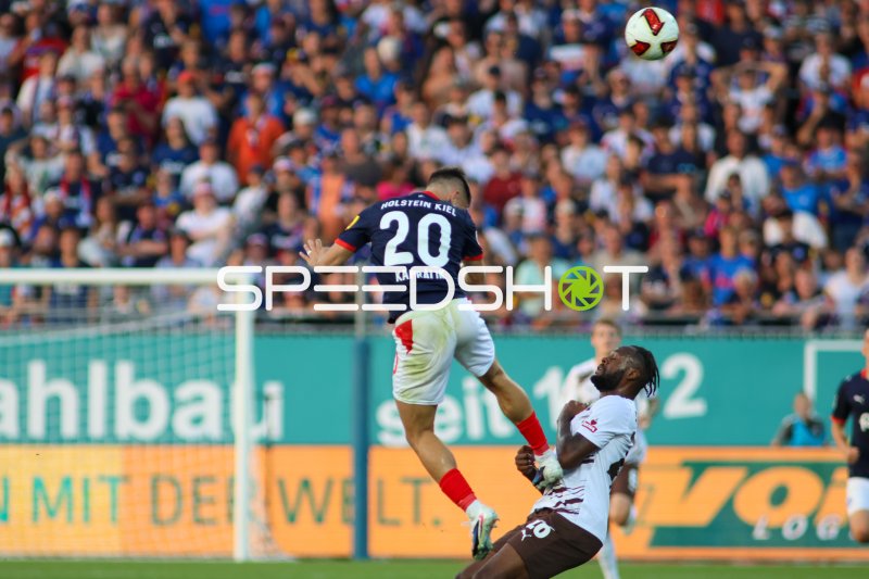 Adrian Kapralik (#20; KSV Holstein Kiel) mit Kopfball gegen FC St. Pauli