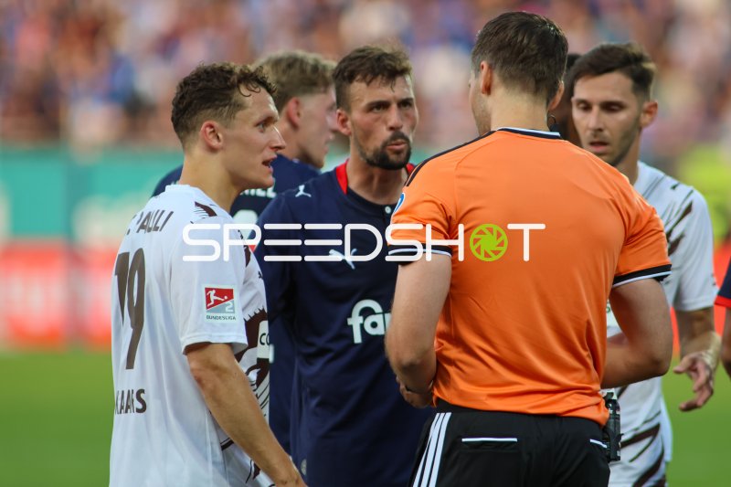 Jonas Meffert und Martijn Kaars (#19; FC St. Pauli) im Gespräch mit dem Schiedsrichter