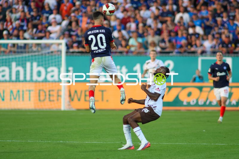 Adrian Kapralik (#20; KSV Holstein Kiel) gewinnt Kopfballduell gegen FC St. Pauli