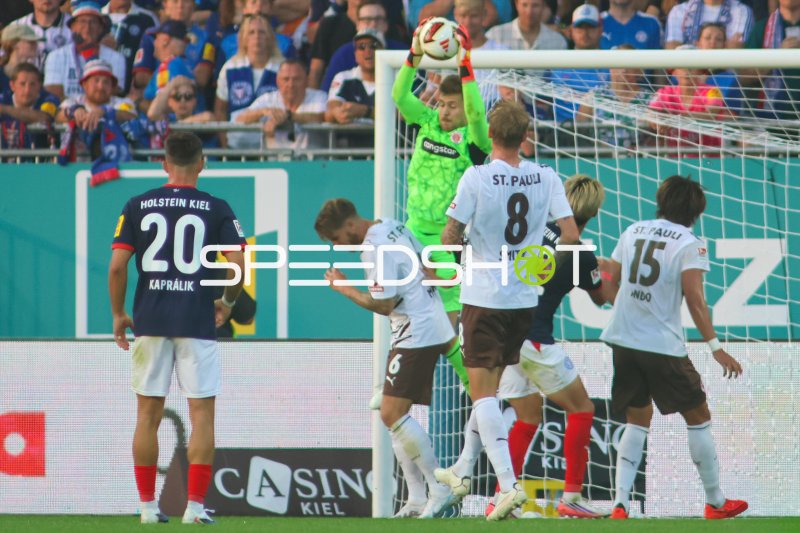 Ben Voll (#1; FC St. Pauli) hält den Ball bei Eckstoß-Situation