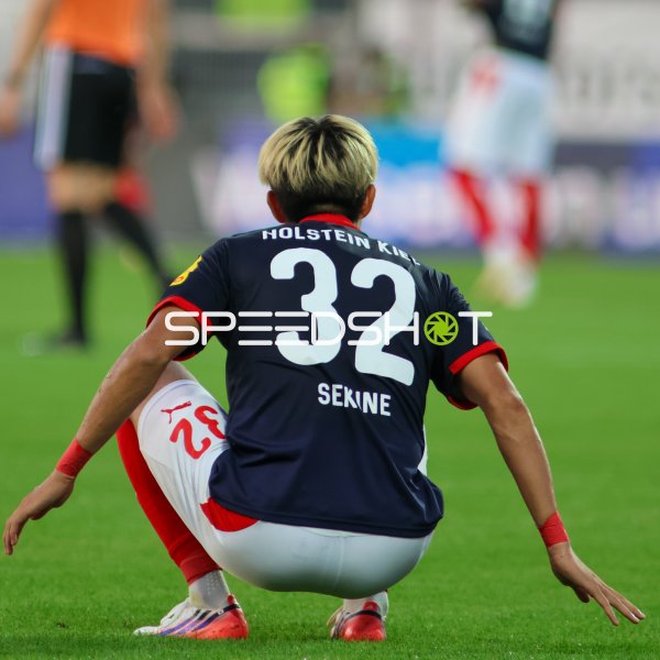 Hiroki Sekine (#32; KSV Holstein Kiel) am Boden nach Zweikampf