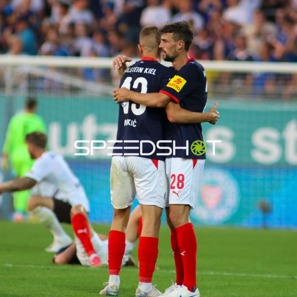 Jonas Meffert (#28; KSV Holstein Kiel) und Ivan Nekic (#13; KSV Holstein Kiel) im Jubel