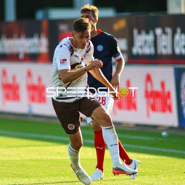 Branimir Hrgota (FC St. Pauli) im Zweikampf gegen Jonas Meffert (#28; KSV Holstein Kiel)
