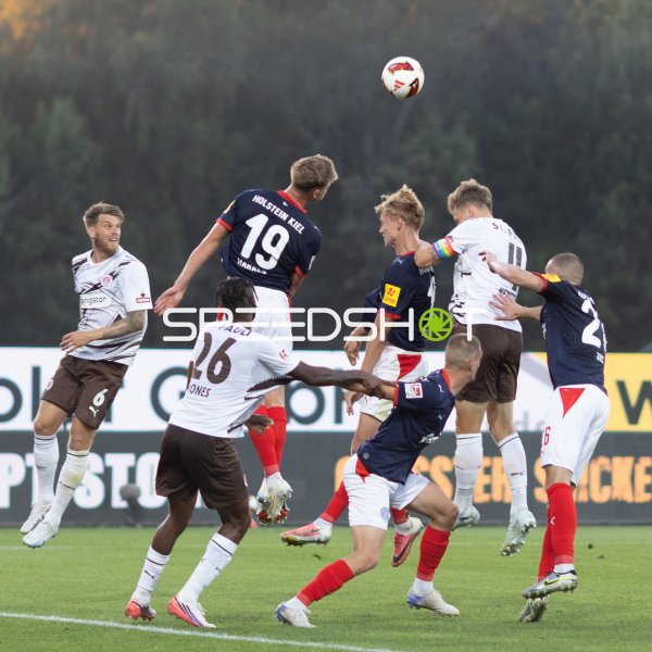 Phil Harres (#19; KSV Holstein Kiel) köpft im Zweikampf gegen FC St. Pauli