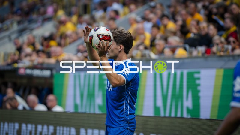 SV Darmstadt 98 Spieler führt Einwurf im Rudolf-Harbig-Stadion aus