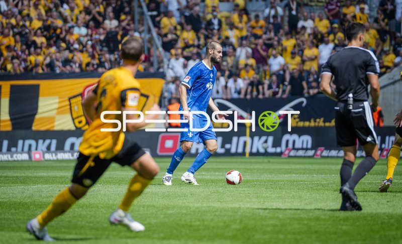 SV Darmstadt 98 Spieler am Ball im Rudolf-Harbig-Stadion