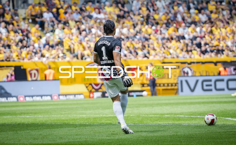 Tim Schreiber (#1; SG Dynamo Dresden) läuft zum Ball im Rudolf-Harbig-Stadion
