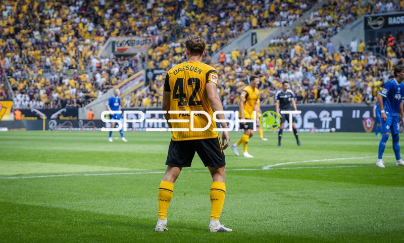Friedrich Müller (#42; SG Dynamo Dresden) beobachtet das Spielgeschehen