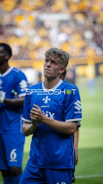 SV Darmstadt 98 Spieler beim Einlaufen im Rudolf-Harbig-Stadion