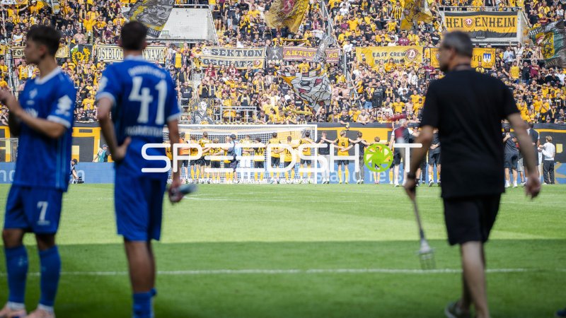 SG Dynamo Dresden feiert Jubel vor der Fankurve im Rudolf-Harbig-Stadion