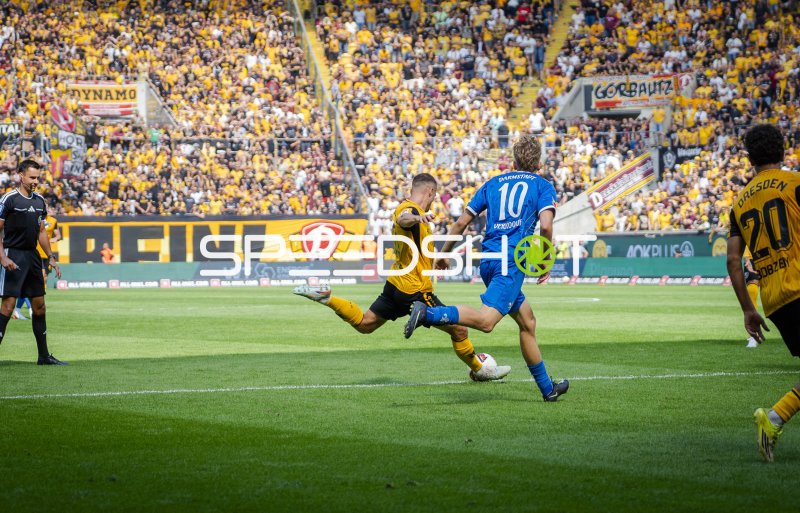 Marco Richter (#23; SV Darmstadt 98) im Zweikampf gegen SG Dynamo Dresden