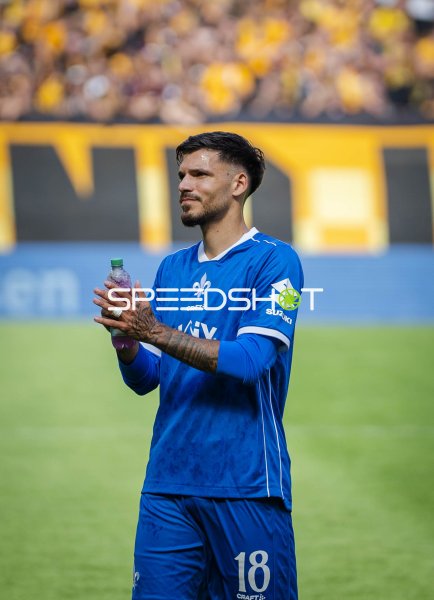 Raoul Petretta (#18; SV Darmstadt 98) applaudiert im Rudolf-Harbig-Stadion