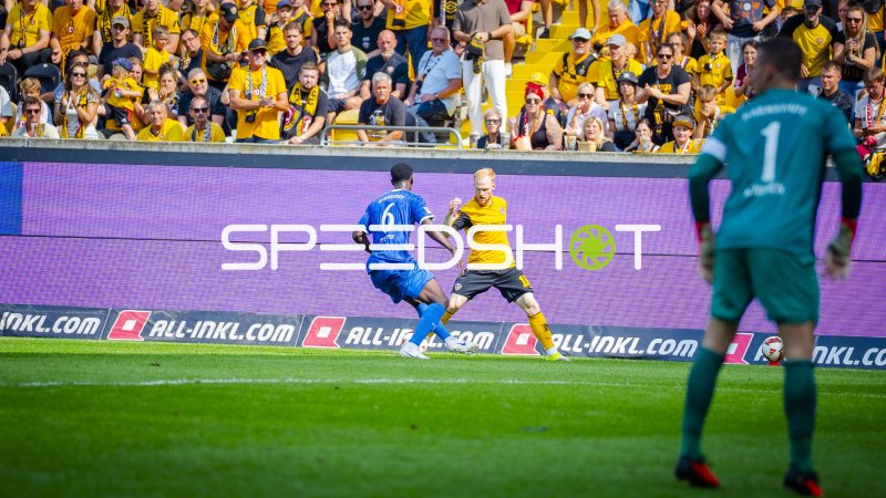 Patric Pfeiffer (#6; SV Darmstadt 98) im Zweikampf gegen SG Dynamo Dresden
