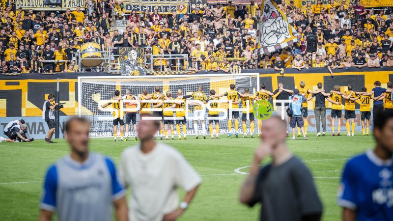 SG Dynamo Dresden feiert mit den Fans nach dem Abpfiff