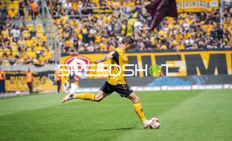 Dynamo-Dresden-Spieler beim Abschluss vor vollem Stadion