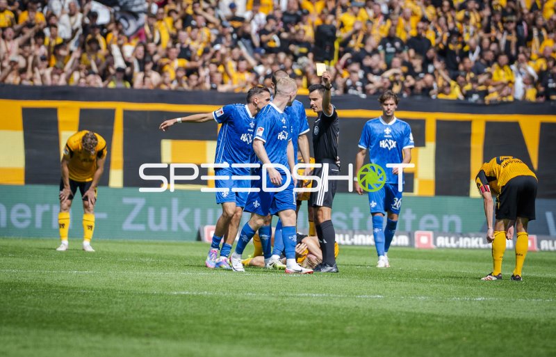 Schiedsrichter zeigt Gelbe Karte im Spiel Dynamo Dresden gegen SV Darmstadt 98