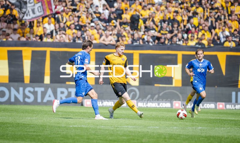 Zweikampf um den Ball zwischen SG Dynamo Dresden und SV Darmstadt 98