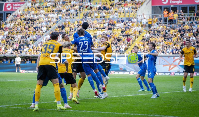 Dynamo Dresden gegen SV Darmstadt 98: Kopfballduell im Strafraum
