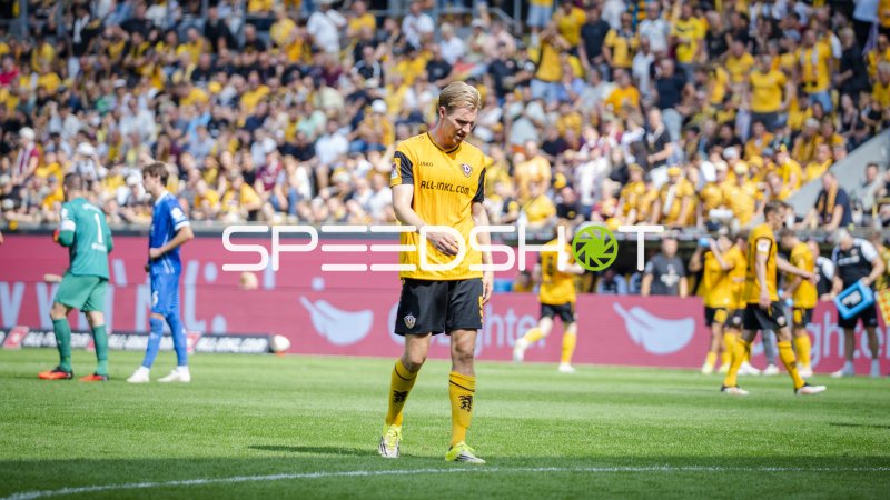 Spieler von Dynamo Dresden nach Spielunterbrechung sichtlich enttäuscht