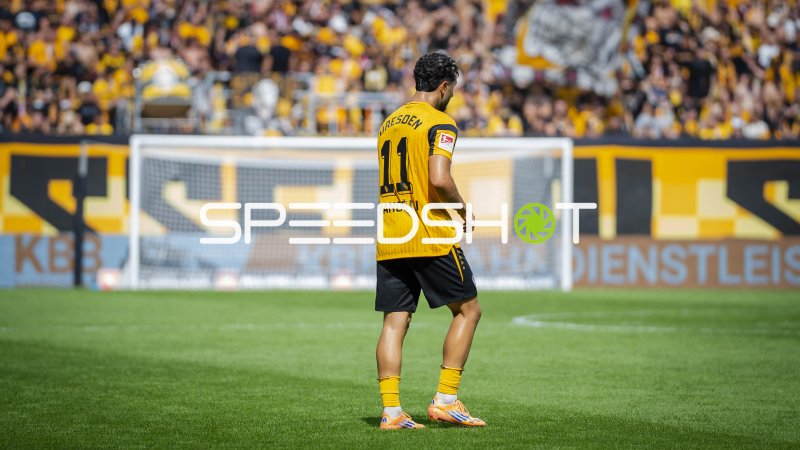 Dynamo-Dresden-Spieler mit Rückennummer 11 vor voller Tribüne