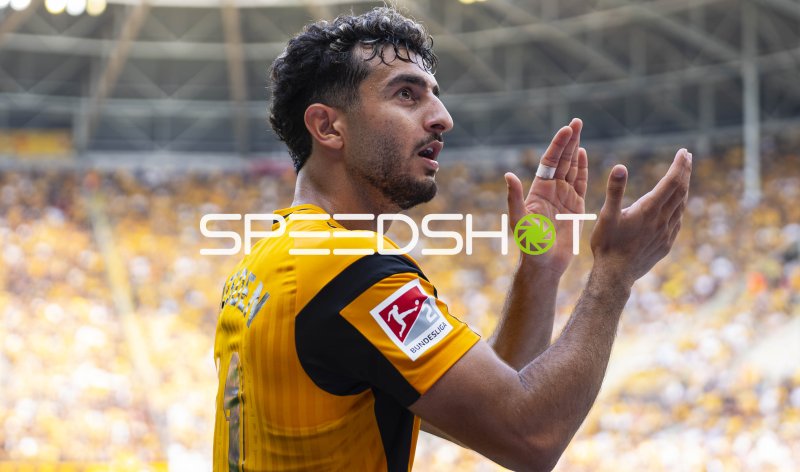 Spieler in Gelb-Schwarz bejubelt Torerfolg vor den Fans