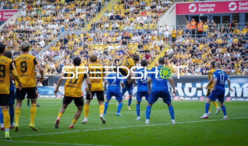 Kopfballduell im Rudolf-Harbig-Stadion: Dresden gegen Darmstadt 98