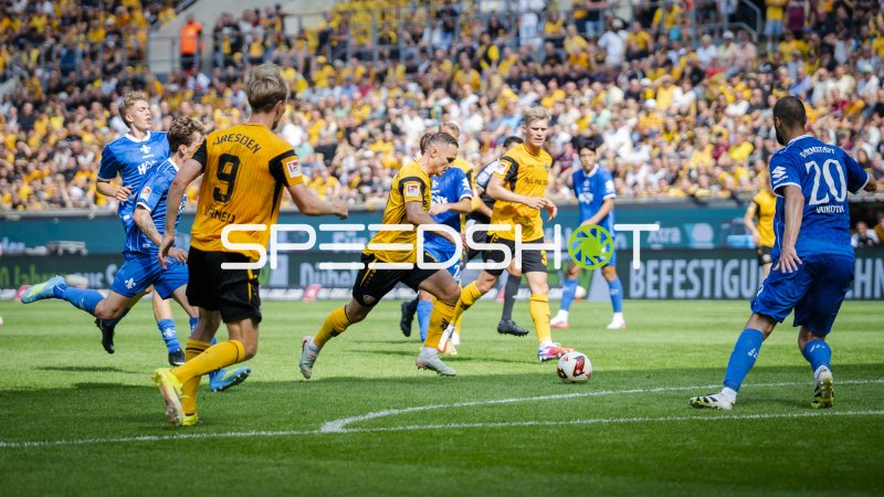 Vincent Vermeij (#9; SG Dynamo Dresden) im Angriff gegen SV Darmstadt 98