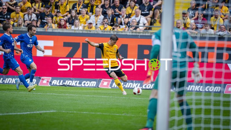 Dynamo Dresden Spieler zieht ab – Torschuss vor Darmstadt-Keeper