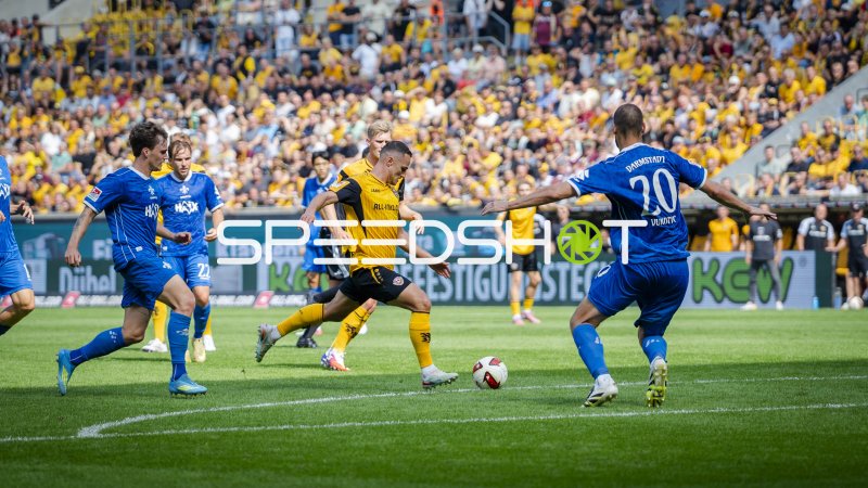 Aleksandar Vukotic (#20; SV Darmstadt 98) im Zweikampf gegen Dynamo Dresden