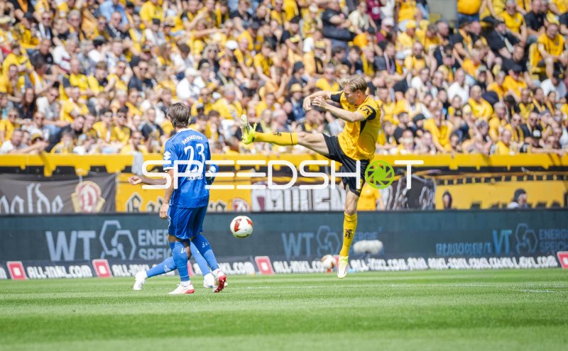 Marco Richter (#23; SV Darmstadt 98) beobachtet Schussaktion eines Dynamo-Spielers