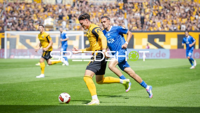 Dynamo Dresden im Zweikampf gegen SV Darmstadt 98 im Rudolf-Harbig-Stadion