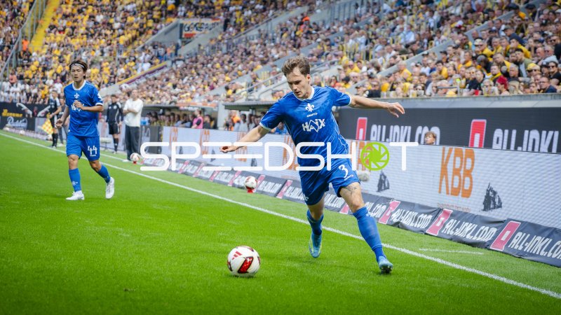 SV Darmstadt 98 im Angriff entlang der Seitenlinie im Rudolf-Harbig-Stadion