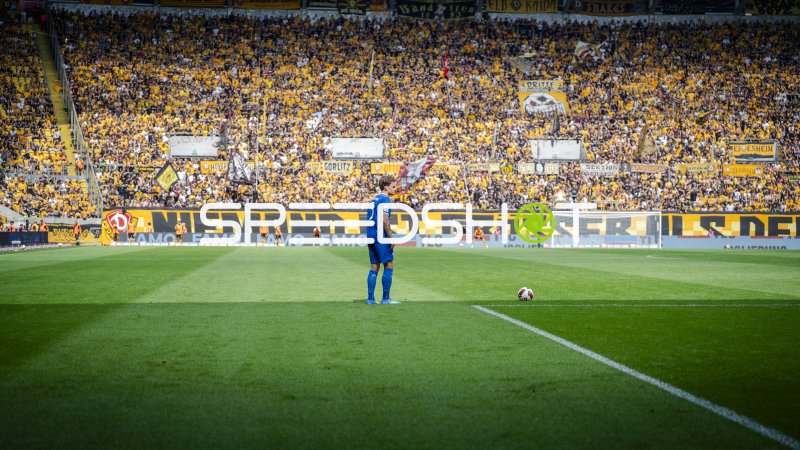 Matej Maglica (#5; SV Darmstadt 98) vor der gelben Wand im Rudolf-Harbig-Stadion