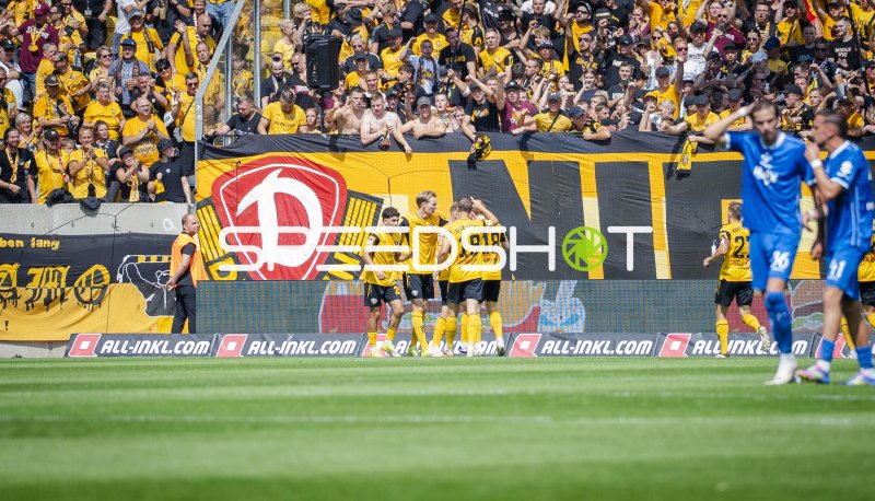 SG Dynamo Dresden jubelt vor der Fankurve – Torjubel im Rudolf-Harbig-Stadion