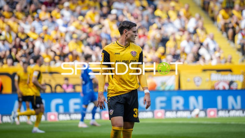 SG Dynamo Dresden Spieler (#3; Dynamo Dresden) im Rudolf-Harbig-Stadion