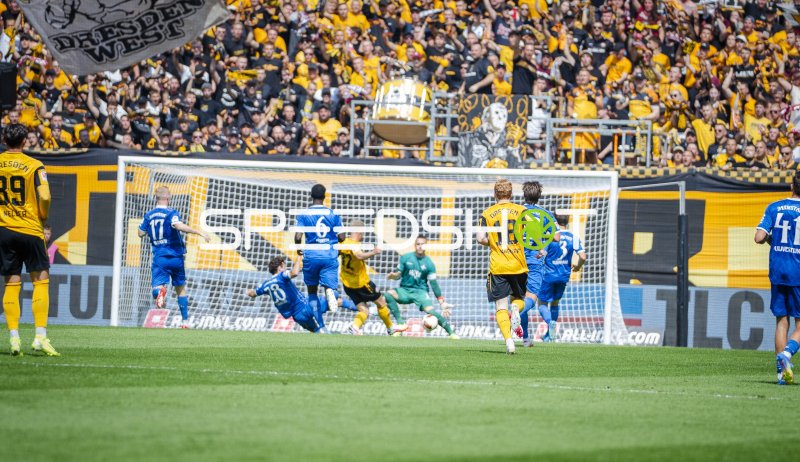 Torchance im Rudolf-Harbig-Stadion: Raoul Petretta (#18; SV Darmstadt 98) vor dem Tor