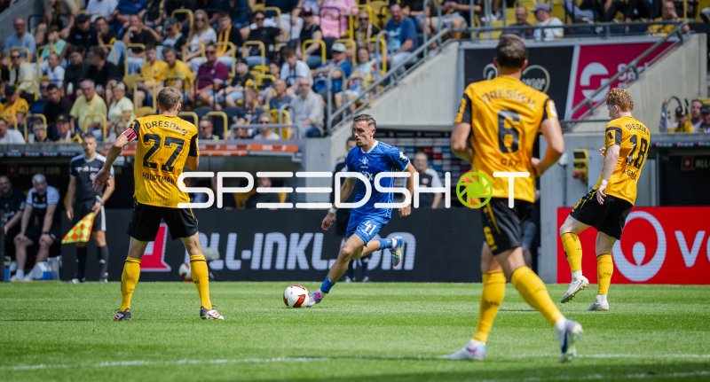 Darmstadt-Spieler (#41; SV Darmstadt 98) im Zweikampf gegen Niklas Hauptmann (#27; Dynamo Dresden)