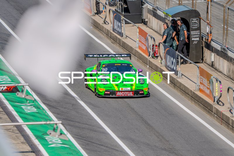 Porsche 911 GT3 R #90 von Ricardo Feller (Manthey Racing) in der Boxengasse am Nürburgring