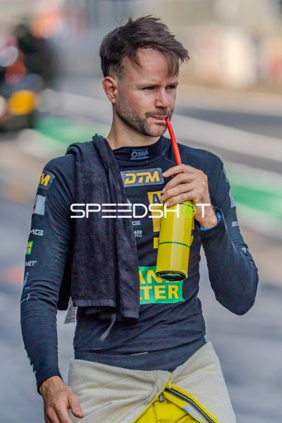 DTM-Fahrer Jules Gounon trinkt in der Boxengasse am Nürburgring