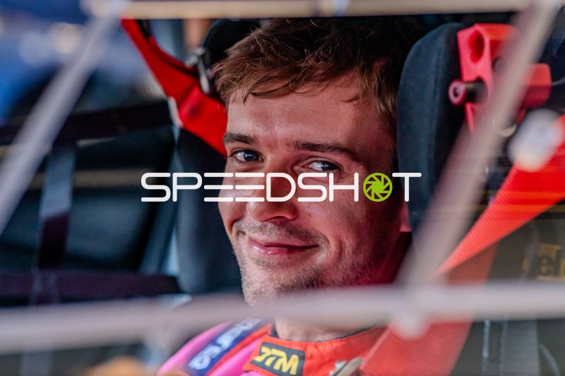 Rennfahrer im Cockpit am Nürburgring – entspannter Moment vor dem Start