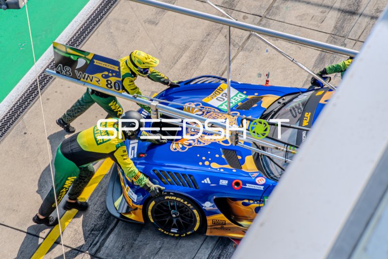 Mercedes-AMG GT3 #80 von Maro Engel (Mercedes-AMG Team Winward) beim Boxenstopp am Nürburgring