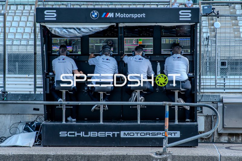 Schubert Motorsport Kommandostand am Nürburgring
