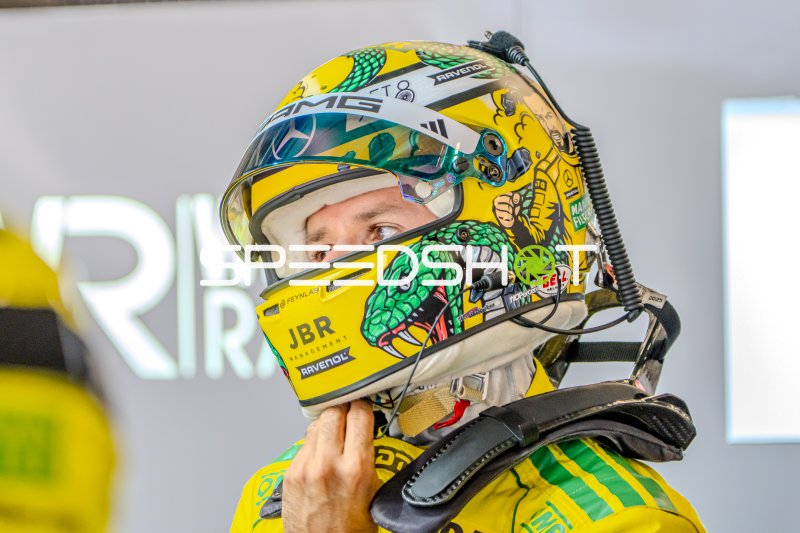 DTM-Fahrer Jules Gounon von Mercedes-AMG Team Winward setzt Helm am Nürburgring auf