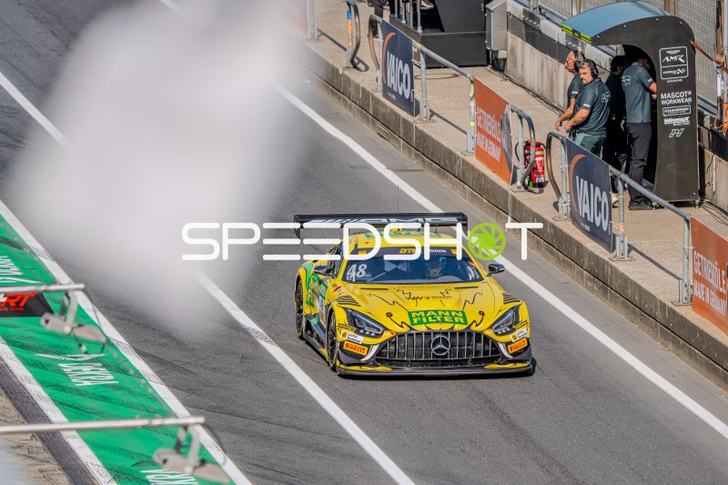 Mercedes-AMG GT3 #48 von Jules Gounon (Winward) in der Boxengasse am Nürburgring