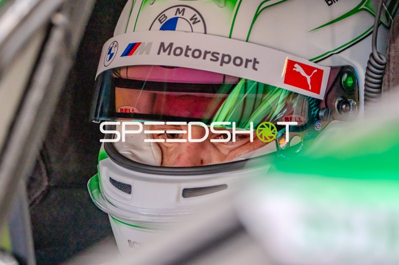 BMW M4 GT3 Fahrer Marco Wittmann von Schubert Motorsport konzentriert im Cockpit am Nürburgring