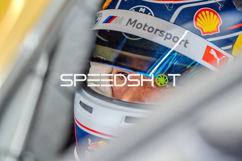 BMW-Pilot Kelvin van der Linde im Cockpit: Konzentrierter Blick durch den Helmvisier am Nürburgring