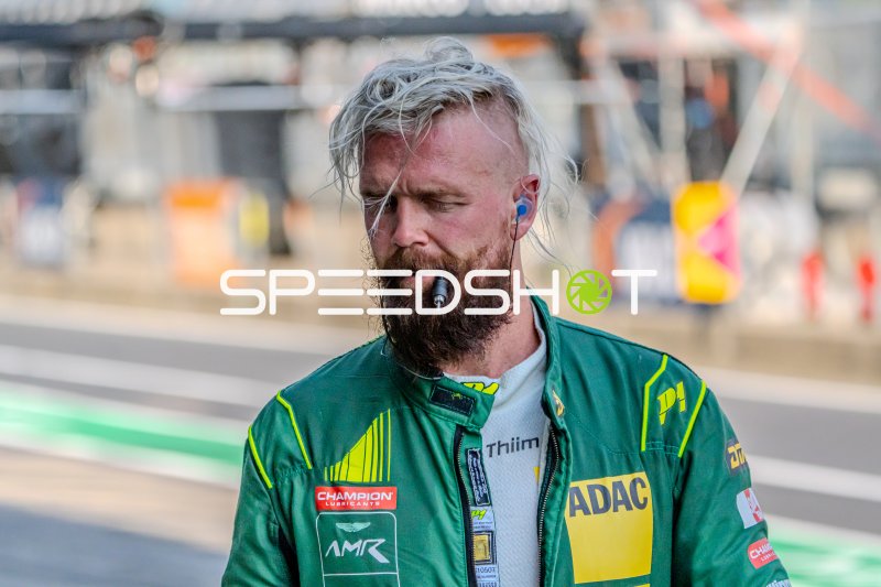 Nicki Thiim (Comtoyou Racing) in der Boxengasse am Nürburgring
