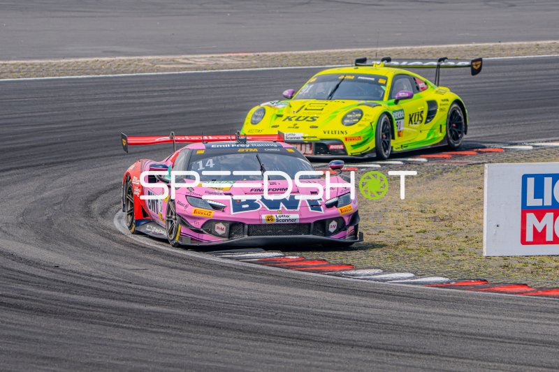 Ferrari #14 von Matteo Cairoli (Emil Frey Racing) vor Porsche #91 am Nürburgring
